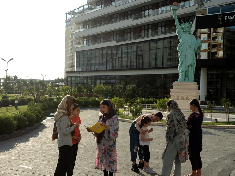 Afghanen in Albanien für New York Times: Hier ist der Garten, wir gehen zum Strand. Da ist ein Mädchen in der Schale.