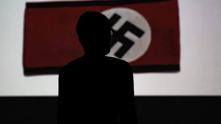 Les autorités néerlandaises enquêtent sur des images de vêtements nazis