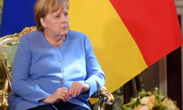 Botschaft von Bundeskanzlerin Merkel durch Jackefarbe, was sie in Serbien trägt