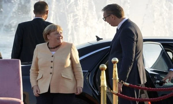 Merkel nimmt Vucinqih zum Himmel: Ich weiß den Bruder als Mann, und er macht keine falschen Versprechen