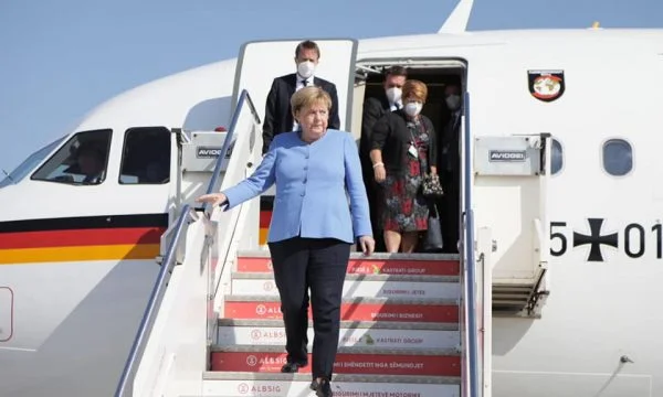 Stellt die Bilder raus. Merkel in Tirana, Jacka begrüßt