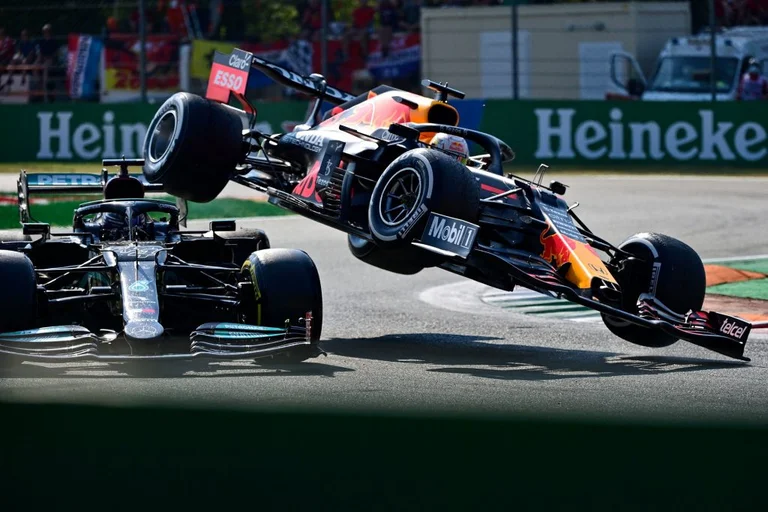 Er gefahrete sein Leben, Hamilton bügelt mit dem Satz F1 auf Verstappen: “Wenn Sie es einfach nehmen, werden Sie es tun”