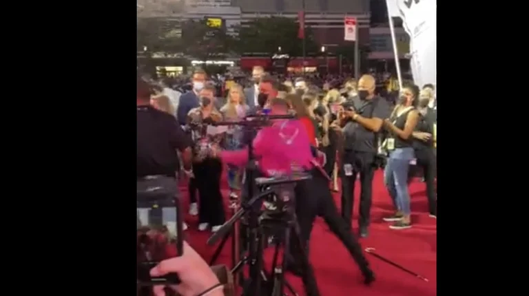 McGregor hat sich in einen physischen Kampf mit dem Mann von Megan Fox engagiert und trinkt ihn.