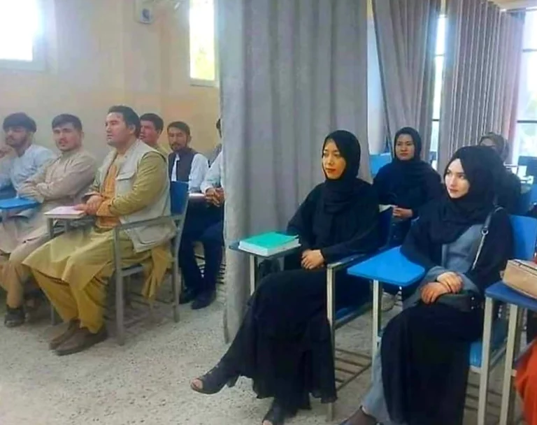 Il ministro dei talebani Haqani: E le donne al college sono separate dagli uomini.