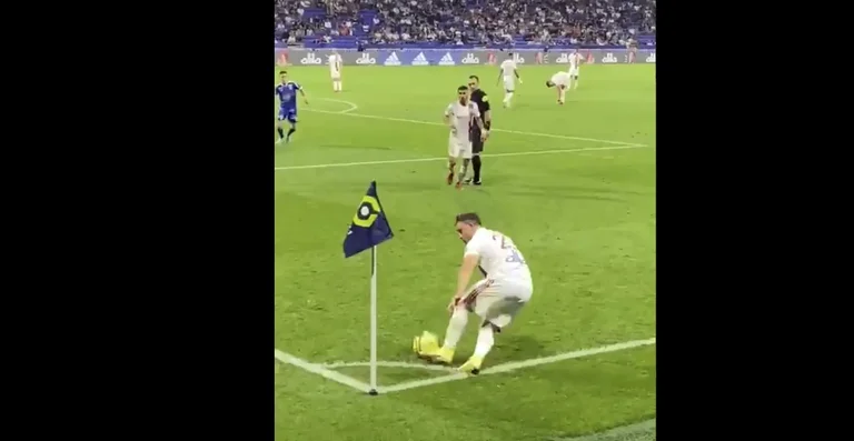 Blick aus dem Moment Lyon Fans jubeln auf Shaqiris Namen, Momente bevor sie helfen