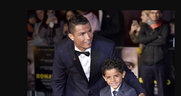 Nel momento in cui il nuovo fan del Manchester United propone il matrimonio con il figlio di Cristiano Ronaldo