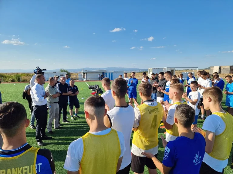 Visite de Daut Haradinaj au Kosovo et à Pristina : En plus de doubler le budget des clubs sportifs, chaque quartier aura son propre gymnase