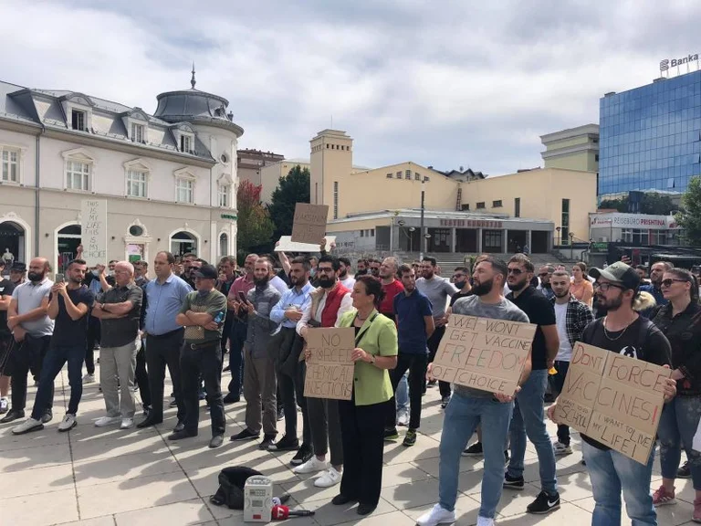 Cittadini in Pristina protesta vaculazione obbligatoria