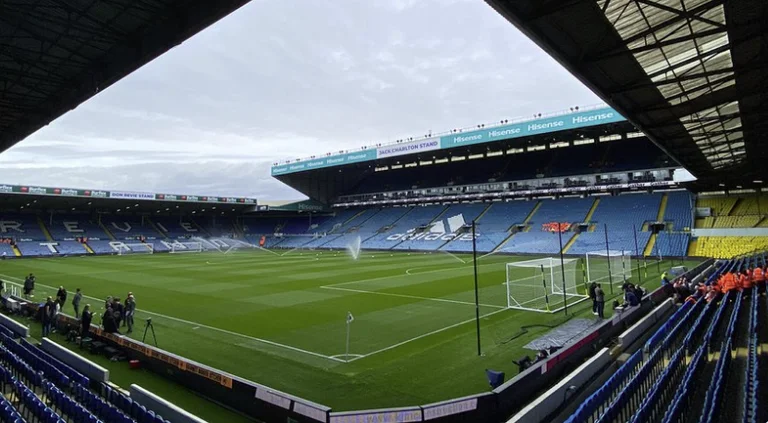 Official formations: Leeds United ] Liverpool