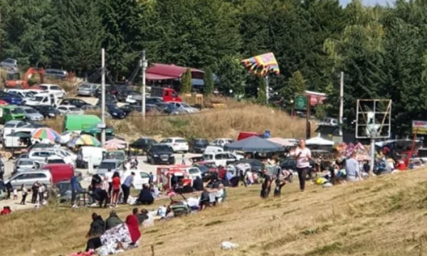 La polizia di Prevala controlla i visitatori per le maschere