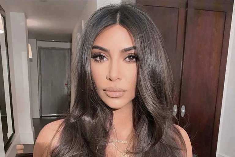Kim Kardashian tërheqëse në të zeza