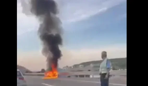 Feuer ein Auto auf der Autobahn Prizren-Suhareka