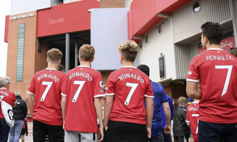 Official formations: Manchester United ] Newcastle United, Debuton Ronaldo