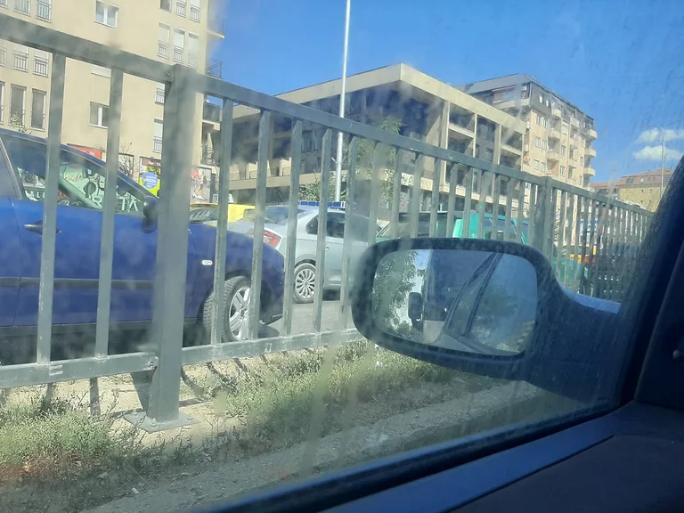 Meilenstein auf der Straße. F. Kosovo-Pristina, Unfallvorwürfe