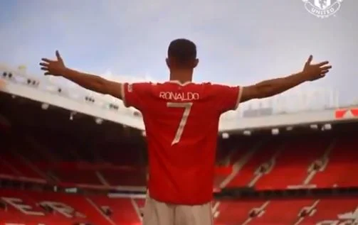 Ronaldo è rappresentato in Old Tuffford con il suo numero leggendario (VIDEO)