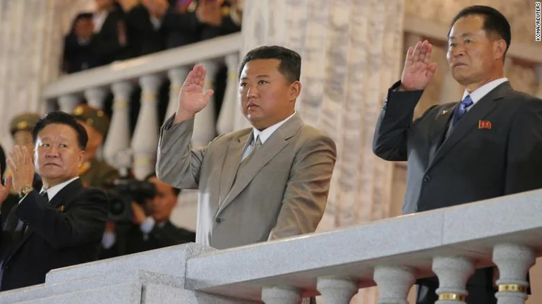 North Korea pulls out the army and parades in the middle of the night: Kim surprises me.