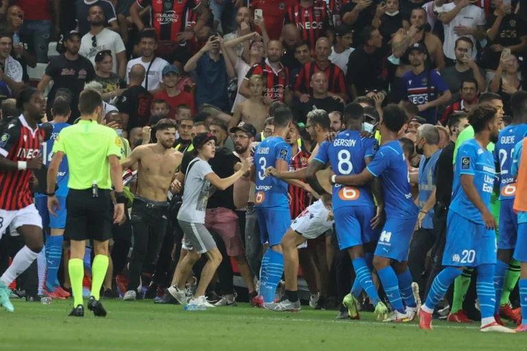 L'invasion du terrain par les fans et la violence comme dans les films, Nice souffre mal: C'est la décision de Marseille