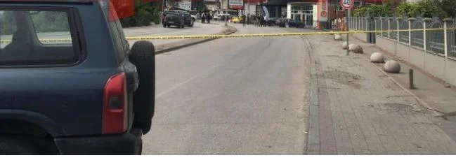 Strada di blocco di polizia dove due funzionari del PDK sono stati uccisi