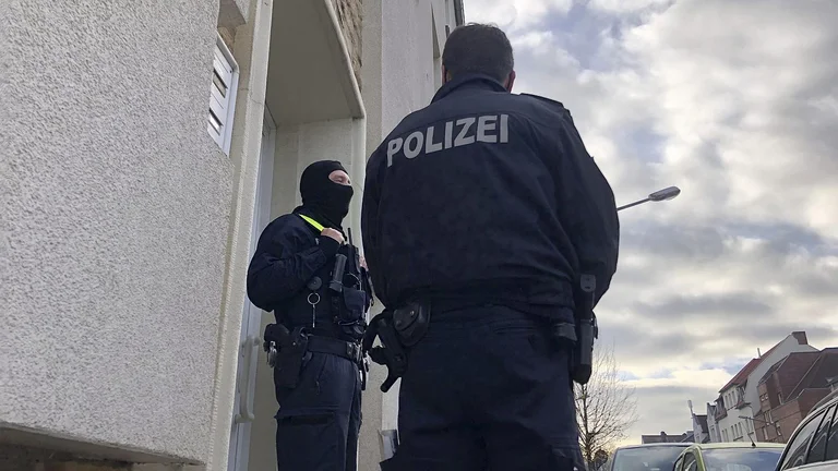 German prosecutors attackieren zwei Merkel Ministerien