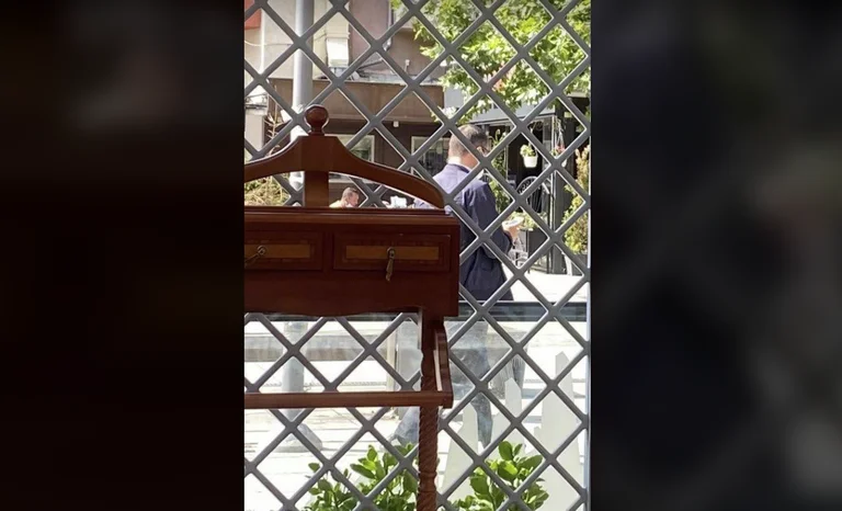 “Ambassadeur du président à Skopje, Princeton Sadriu, marche dans les rues de Pristina et ne va pas à Skopje
