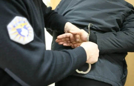 Polizia in azione: Arrestato da quattro uomini per la violenza contro le donne, tre sono liberati