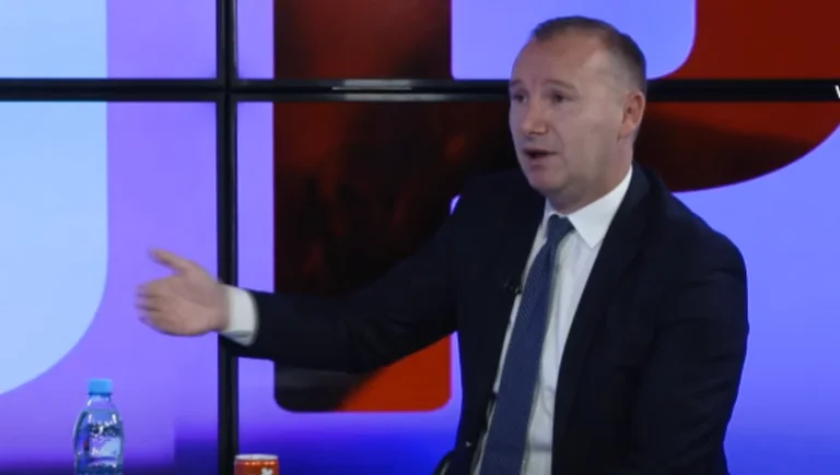 Zemaj incolpa il governo per aumentare i casi: Il ministro e il primo ministro hanno detto alla gente che non c'era più virus