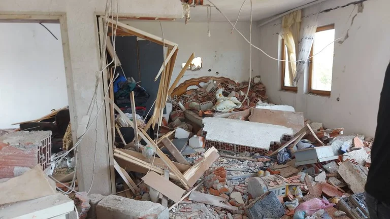 Vista: Boyler ha devastato l'interno della sua casa a Scytheright Pole
