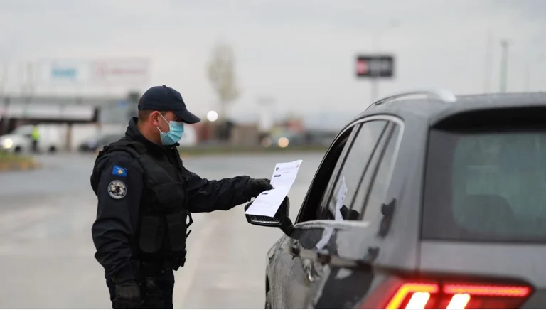 Mbi 25 mijë gjoba shqiptoi policia që nga hyrja në fuqi e masave të reja anti-COVID