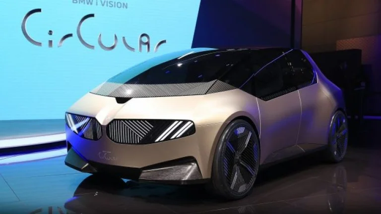 BMW prezanton veturën elektrike, ajo është prodhuar nga materialet 100% të riciklueshme