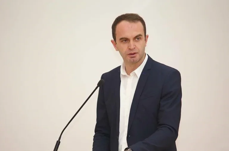Gjeloshaj: Joanikije të distancohet nga ata që kënduan për Kosovën