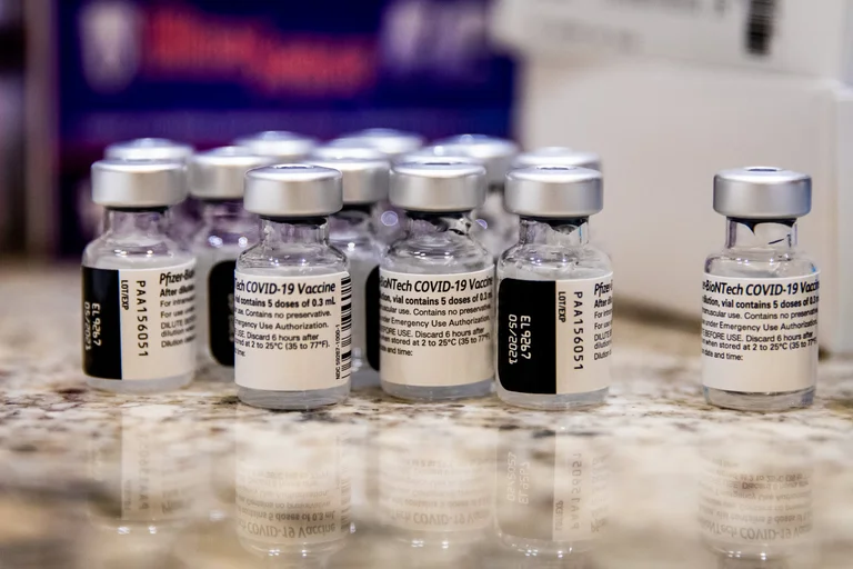 Polonia i dhuron Kosovës 100 mijë doza të vaksinës Pfizer
