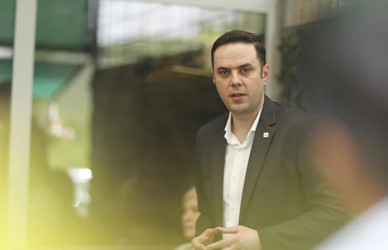 Abdixhiku kundër deklarimeve të Konjufcës: Askush s’guxon t’i shtyjë zgjedhjet