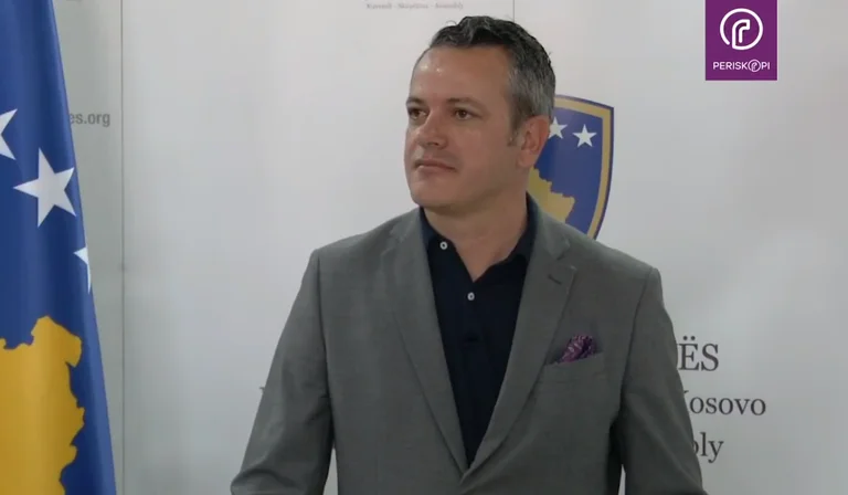 “Shtëpia pa miq nuk mbahet”, Gashi kujton thënien e Rugovës pas arritjes së vaksinave nga Amerika
