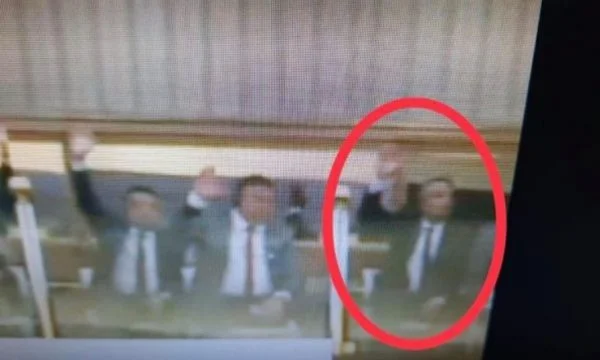 Për shkak të votës së tij kishte rënë Qeveria Hoti, Arifi thotë se nuk e ndjen vetën fajtor