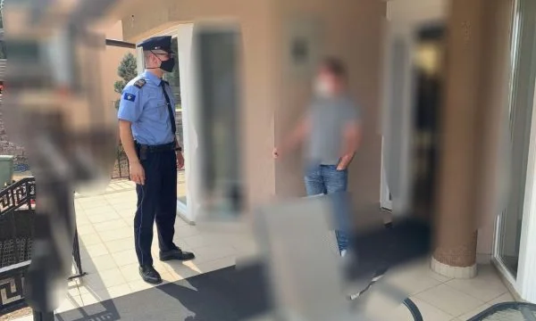 Policia iu shkon në shtëpi ferizajasve të infektuar me COVID-19