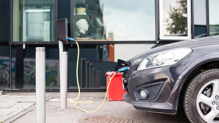Veturat elektrike po lulëzojnë në Norvegji: Planifikohet të largohen krejt ato dizell e me benzinë
