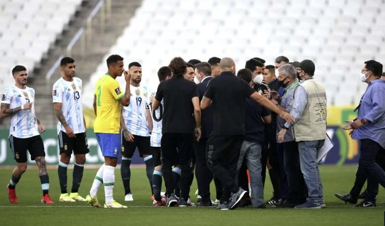 Më në fund reagon FIFA pas çudisë që ndodhi mbrëmë në ndeshjen Brazil-Argjentinë