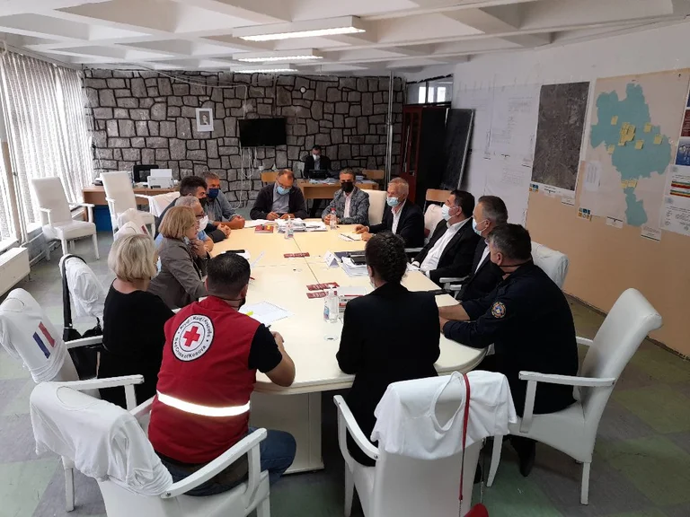 Haziri: Nga nesër punëtorët e shtetit s’mund të hyjnë në vendin e punës pa konfirmim të vaksinës apo test PCR