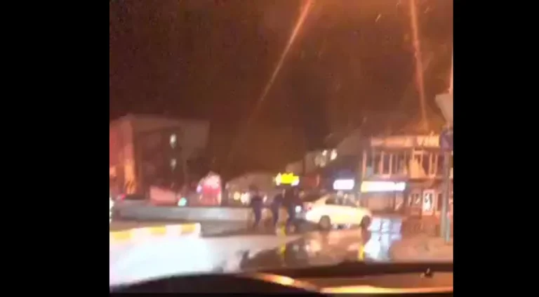 Policia shtyn kerrin në mesnatë, qytetarit i plas gazi dhe i bën të fala polices që e dënoi (Video)