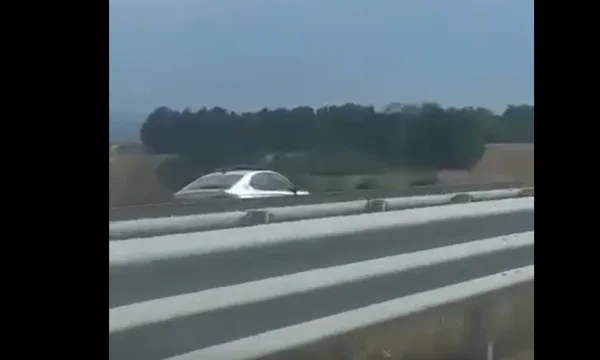 Policia incizohet duke vozitur në anën të kundërt të korsisë në autostradën “Arbën Xhaferi”