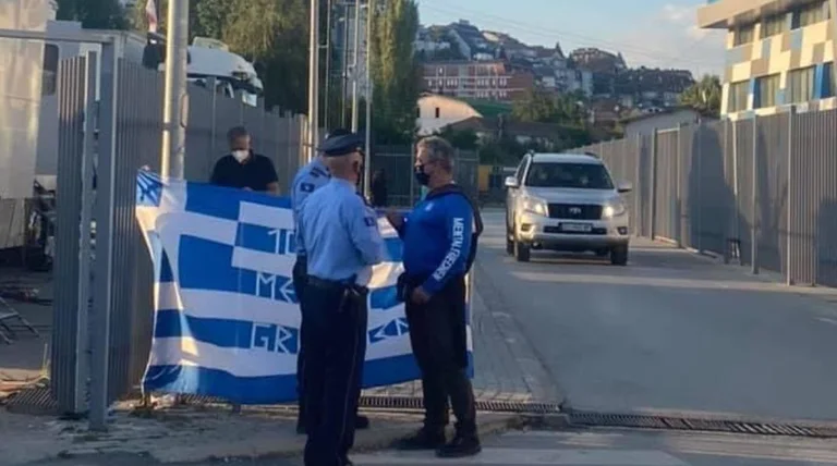Tifozi grek në pritje të futet në stadiumin ‘Fadil Vokrri’, në dorë mbanë flamurin me një mbishkrim