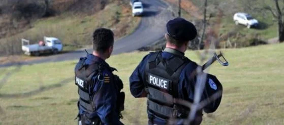 Të dyshuar me COVID-19 tentojnë të kalojnë kufirin, pesë prizrenas arrestohen nga policia