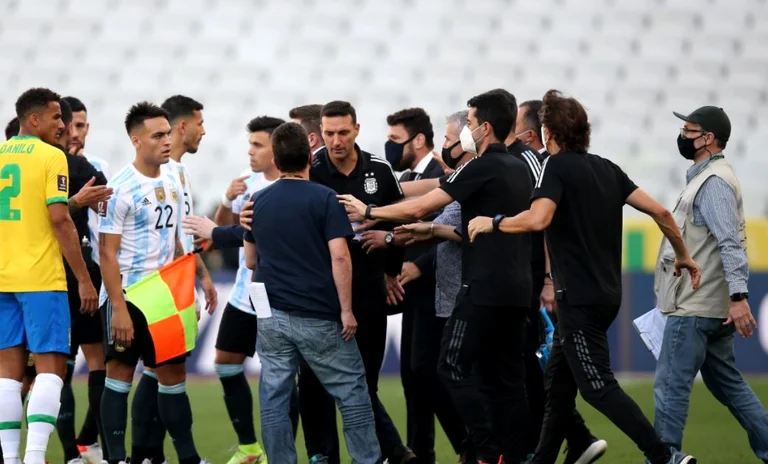Zyrtare: Ndërpritet loja mes Brazilit dhe Argjentinës