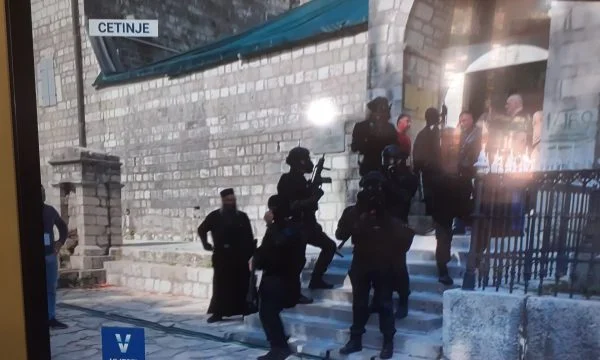 Pamje kur forcat anti-terror nxjerrin kreun e Kishës Ortodokse Serbe për ta larguar me helikopter nga Cetina