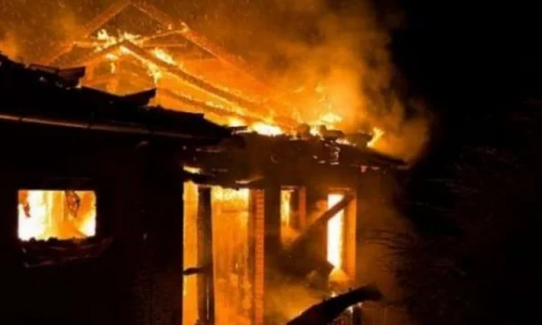 Kaplohet nga zjarri kulmi i një shtëpie në Rahovec