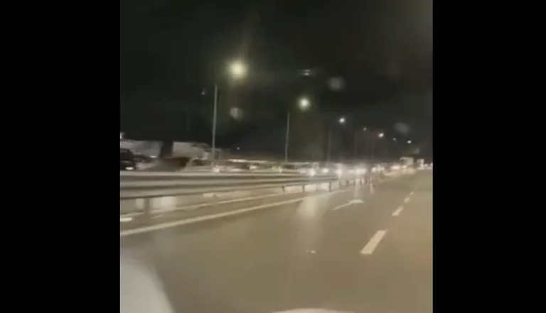 Kolona kilometërshe për të hyrë në Kosovë nga Shqipëria (VIDEO)