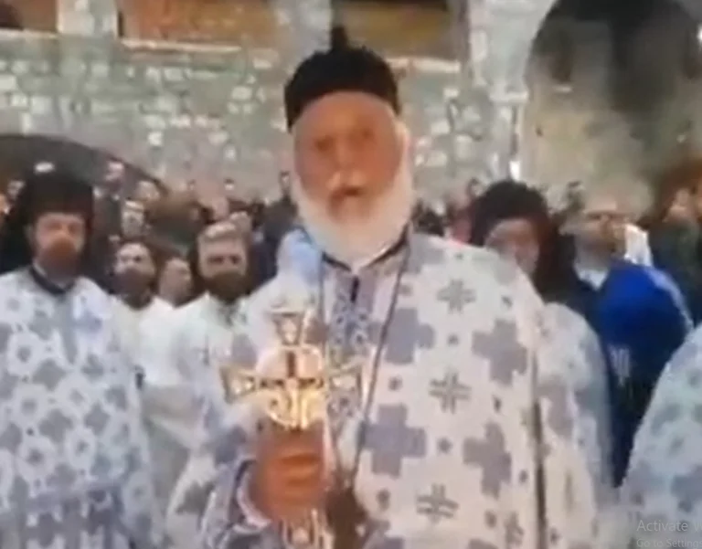 Priftërat në Cetinë këndojnë: “Kur ushtria të kthehet në Kosovë” (VIDEO)