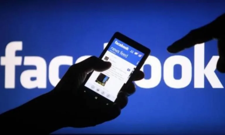 Facebook redukton përmbajtjet politike në platformë
