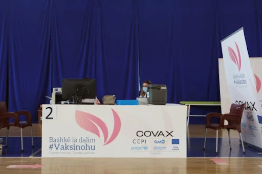 Qytetari rrëfen tmerrin që po përjetojnë nëpër qendrat e vaksinimit: Ja si po iu humbin terminet