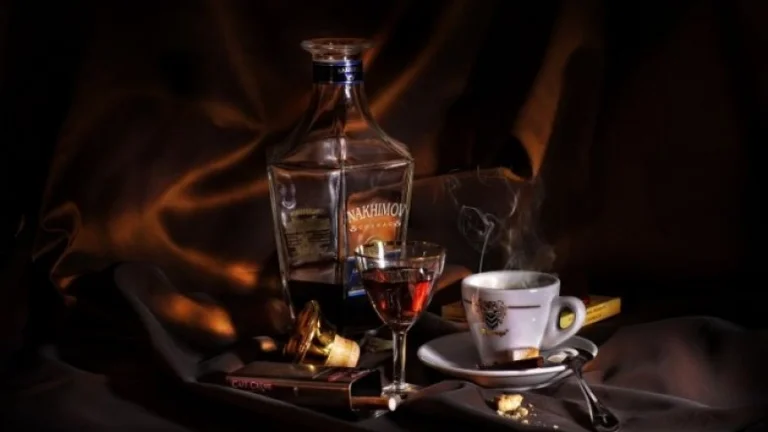 Albanians quest'anno bere più alcol, caffè e bevande energetiche